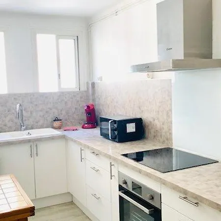 Apartment F2 En Centre-ville Avec Parking, Balcon Et Equipements Modernes - Fr-1-703-162