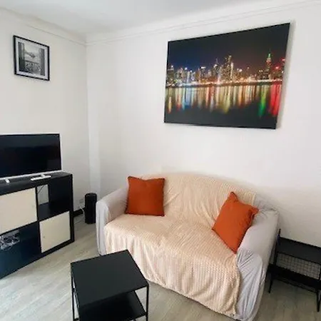 F2 En Centre-ville Avec Parking, Balcon Et Equipements Modernes - Fr-1-703-162 Апартаменты