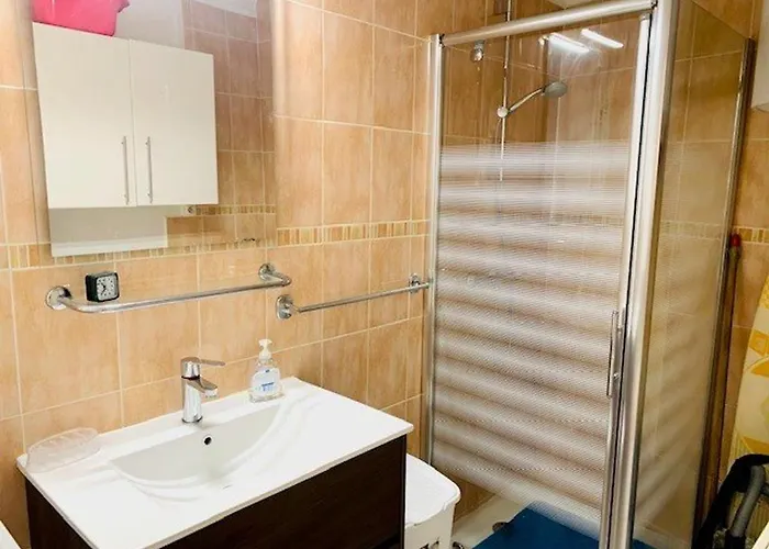 Appartement F2 En Centre-ville Avec Parking, Balcon Et Equipements Modernes - Fr-1-703-162 Amélie-les-Bains-Palalda