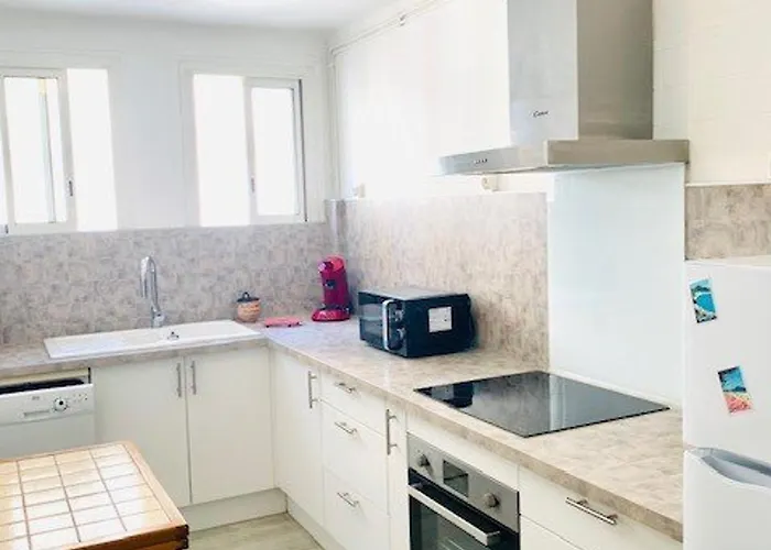 Appartement F2 En Centre-ville Avec Parking, Balcon Et Equipements Modernes - Fr-1-703-162