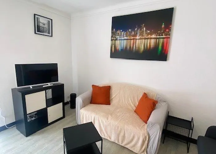 F2 En Centre-ville Avec Parking, Balcon Et Equipements Modernes - Fr-1-703-162 Appartement