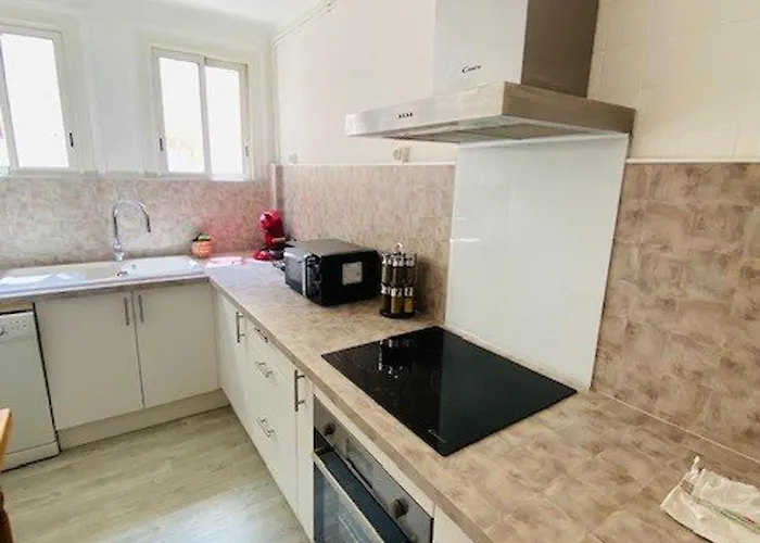 Appartement F2 En Centre-ville Avec Parking, Balcon Et Equipements Modernes - Fr-1-703-162 *
